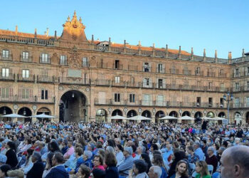 Sheila Blanco y la Joven Orquesta Sinfónica Ciudad de Salamanca ofrecen un concierto en la Plaza Mayor