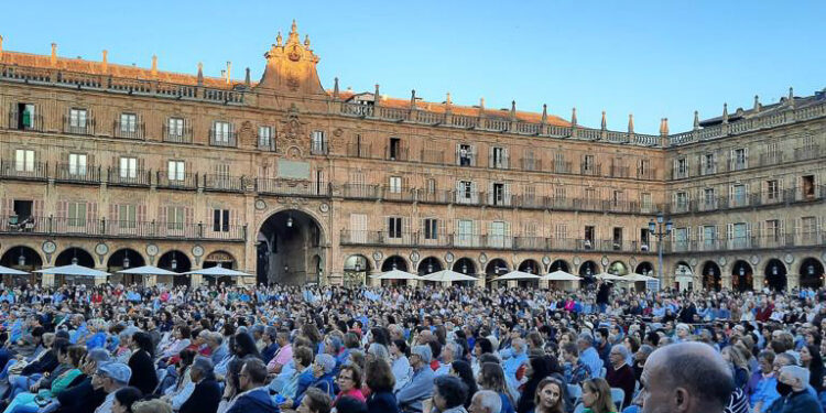 Sheila Blanco y la Joven Orquesta Sinfónica Ciudad de Salamanca ofrecen un concierto en la Plaza Mayor