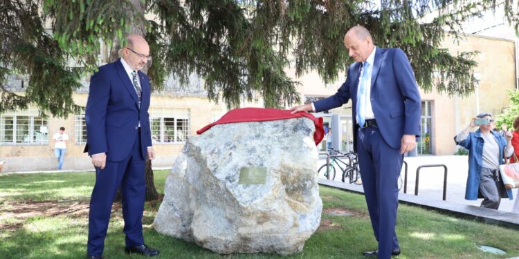 Saloro cede a la Universidad de Salamanca una pieza de wolframio de tres toneladas