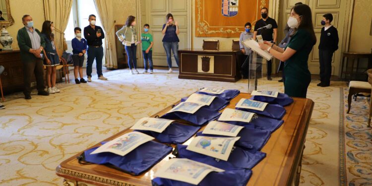 Entrega de premios para fomentar el consumo responsable de agua en las familias