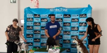 La Exposición Canina reúne a 56 participantes con sus mascotas en Villares