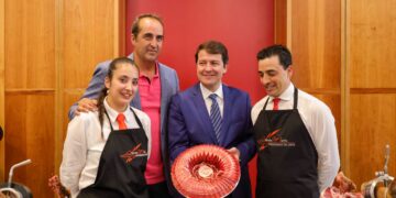 Fernández Mañueco adelanta en el Foro del Ibérico una línea de ayudas de 27 millones para el sector agroalimentario