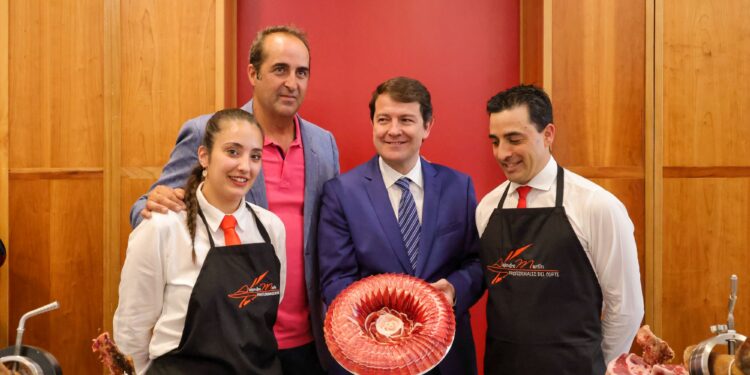 Fernández Mañueco adelanta en el Foro del Ibérico una línea de ayudas de 27 millones para el sector agroalimentario