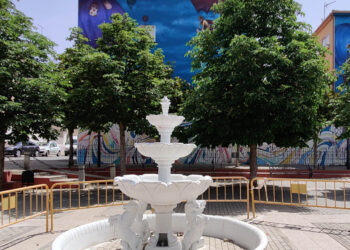 La instalación de una nueva fuente cambia la imagen de la Plaza de la Iglesia