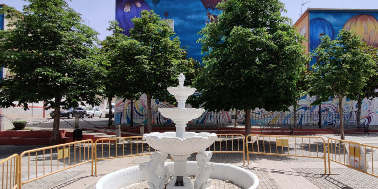 La instalación de una nueva fuente cambia la imagen de la Plaza de la Iglesia
