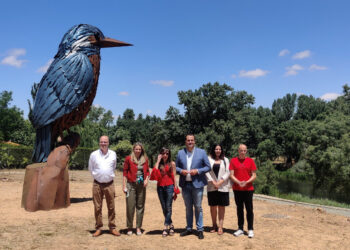 El Arte Emboscado llega al Paseo ‘Francisco Bernis’ con un martín pescador de 5,5 metros de altura
