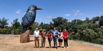 El Arte Emboscado llega al Paseo ‘Francisco Bernis’ con un martín pescador de 5,5 metros de altura