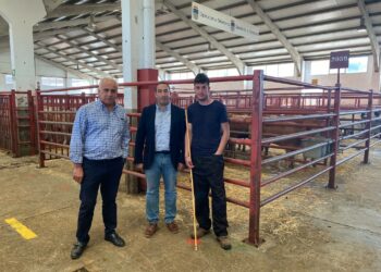 El delegado territorial visita el Mercado de Ganados y mantiene un encuentro con ganaderos y agricultores de la provincia