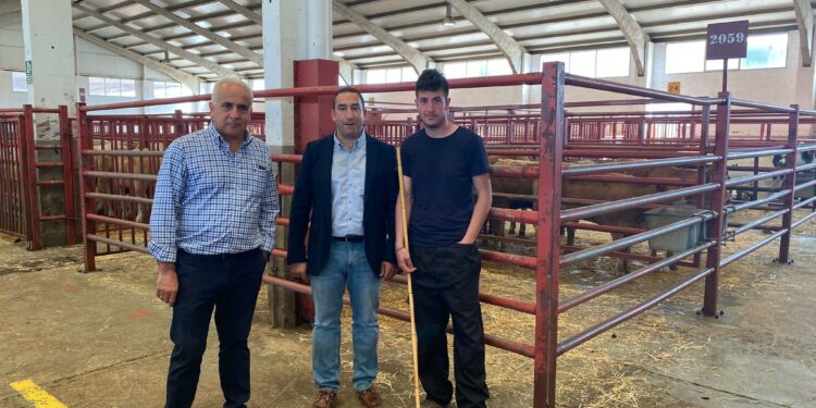 El delegado territorial visita el Mercado de Ganados y mantiene un encuentro con ganaderos y agricultores de la provincia