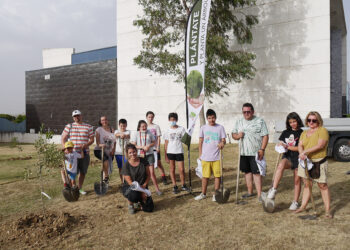 Los vecinos de Carbajosa plantan una treintena de árboles frutales que ya habitan en El Montalvo II