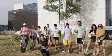 Los vecinos de Carbajosa plantan una treintena de árboles frutales que ya habitan en El Montalvo II