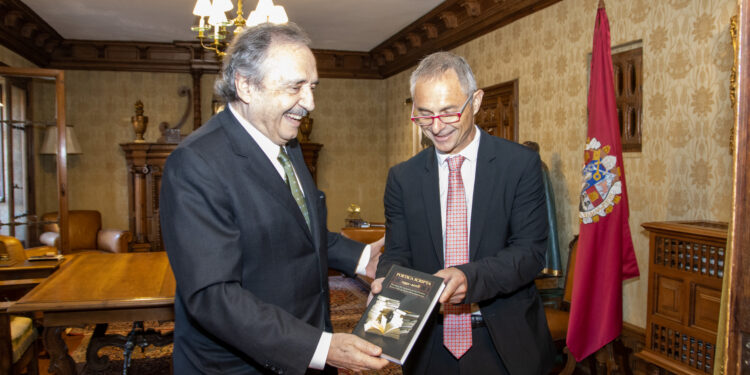 El rector de la USAL y el embajador de Argentina en España se reúnen para tratar posibles colaboraciones