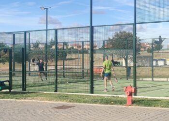 La disputa del torneo de pádel y el montaje de las talanqueras anuncia la proximidad de las fiestas de Carrascal de Barregas