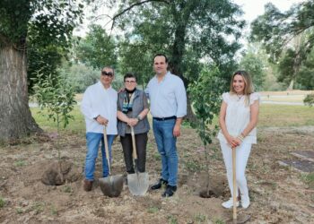La periodista Esther Eiros visita la Isla del Soto y el proyecto de ‘Arte Emboscado’