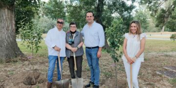 La periodista Esther Eiros visita la Isla del Soto y el proyecto de ‘Arte Emboscado’