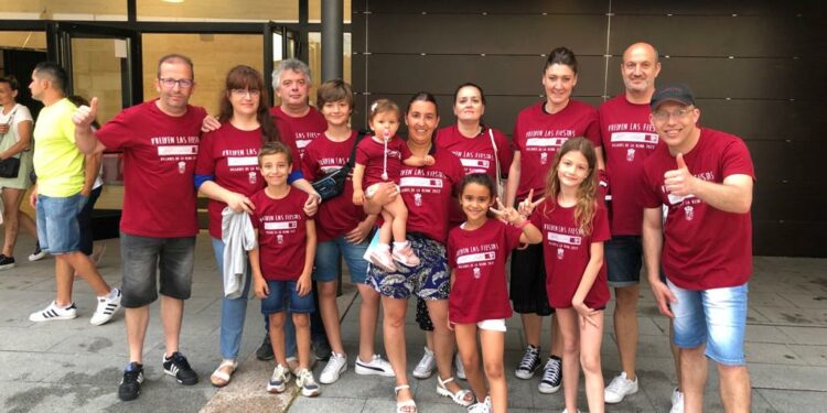 Los vecinos de Villares y Aldeaseca donan cerca de 3.000 euros a Pyfano con sus ‘Camisetas Solidarias’