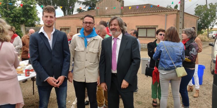 La gran acogida del primer encierro taurino y la mayor participación marcan las fiestas de Carrascal de Barregas