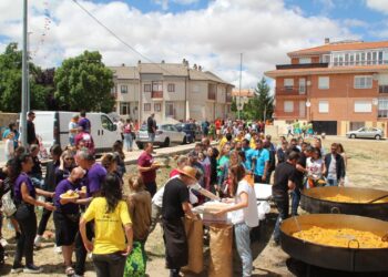 La paella reúne a los vecinos de Aldeaseca para continuar las fiestas con buen sabor