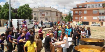 La paella reúne a los vecinos de Aldeaseca para continuar las fiestas con buen sabor