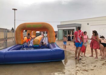 Teatro e hinchables acuáticos para refrescar la primera jornada festiva en Aldeatejada