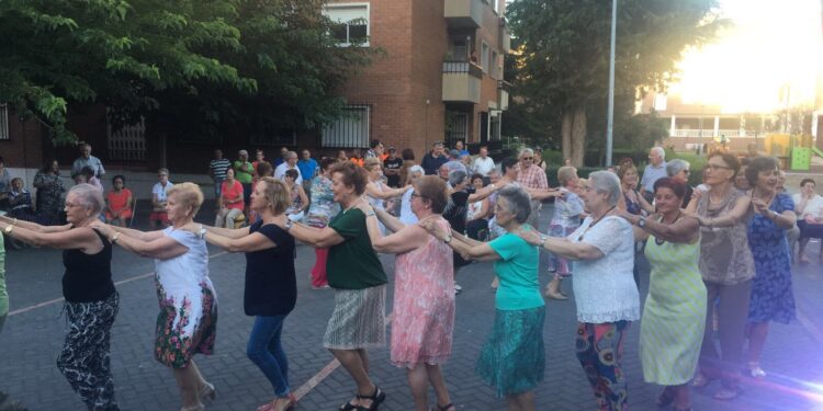El Parque de los Jesuitas recupera los bailes para personas mayores