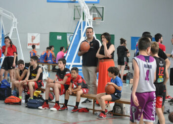 El Ayuntamiento instala dos nuevas canastas en el pabellón municipal María Santos