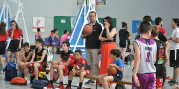 El Ayuntamiento instala dos nuevas canastas en el pabellón municipal María Santos