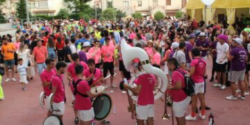 Cabrerizos estalla al ritmo y color de las peñas
