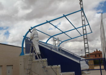 La instalación de la cubierta de las gradas completará el recinto del campo de fútbol municipal ‘Vicente del Bosque’