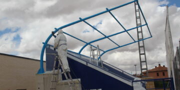 La instalación de la cubierta de las gradas completará el recinto del campo de fútbol municipal ‘Vicente del Bosque’