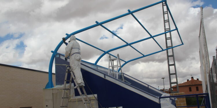 La instalación de la cubierta de las gradas completará el recinto del campo de fútbol municipal ‘Vicente del Bosque’