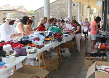 Los vecinos se vuelcan, un año más, con el mercadillo solidario de la Asociación de Mujeres