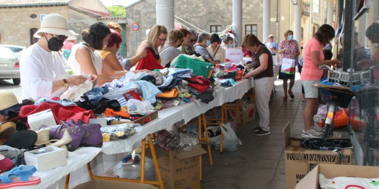 Los vecinos se vuelcan, un año más, con el mercadillo solidario de la Asociación de Mujeres