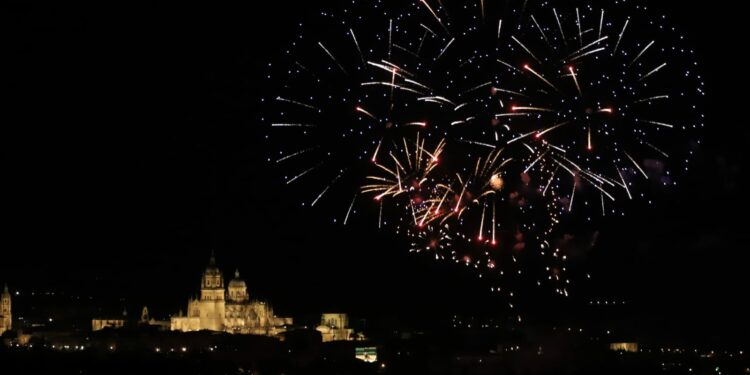 La magia de los fuegos anuncia la llegada de las fiesta de San Juan de Sahagún