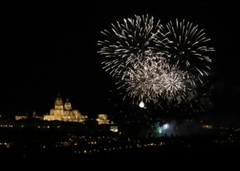 La magia de los fuegos anuncia la llegada de las fiesta de San Juan de Sahagún