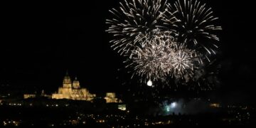 La magia de los fuegos anuncia la llegada de las fiesta de San Juan de Sahagún