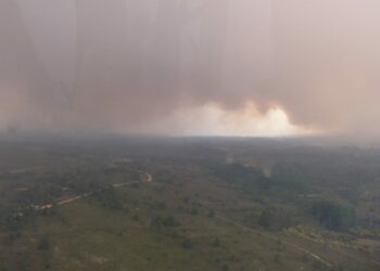 El humo y las llamas del incendio de la Sierra de la Culebra obligan a evacuar a la población de ocho municipios