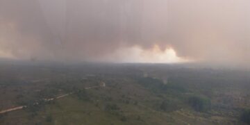El humo y las llamas del incendio de la Sierra de la Culebra obligan a evacuar a la población de ocho municipios