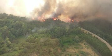 El humo y las llamas del incendio de la Sierra de la Culebra obligan a evacuar a la población de ocho municipios