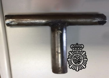 Detienen a un joven por amenazas y por causar daños en un inmueble con una maza de hierro