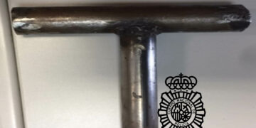 Detienen a un joven por amenazas y por causar daños en un inmueble con una maza de hierro