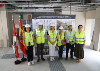 La consejera Isabel Blanco visita las obras de la residencia Puente Ladrillo que «estará finalizada antes de que termine 2022»
