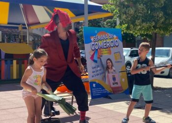 El pasacalles ‘De tiendas por Santa Marta’ abre una Semana del Comercio repleta de actividades de música y animación para fomentar las compras