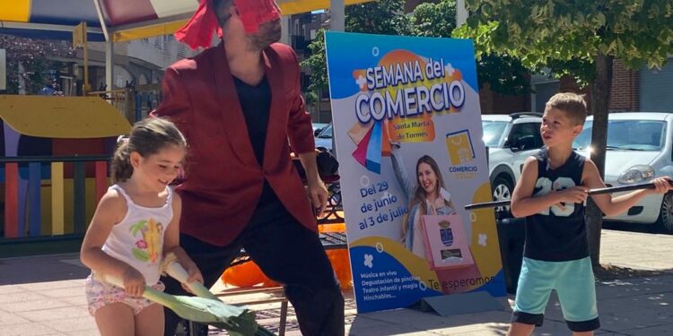 El pasacalles ‘De tiendas por Santa Marta’ abre una Semana del Comercio repleta de actividades de música y animación para fomentar las compras