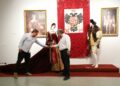 Trajes de época de la corte de Isabel I en la exposición del Palacio de Congresos