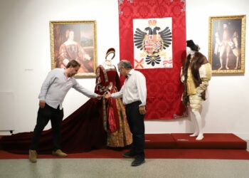 Trajes de época de la corte de Isabel I en la exposición del Palacio de Congresos