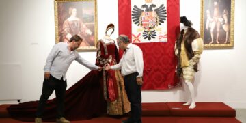 Trajes de época de la corte de Isabel I en la exposición del Palacio de Congresos