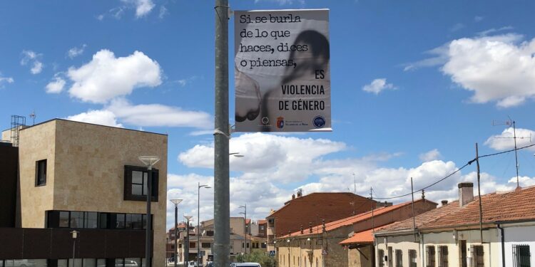 Villares ya luce las banderolas contra la violencia de género que reflejan que es un Municipio Tolerancia Cero contra el Maltrato