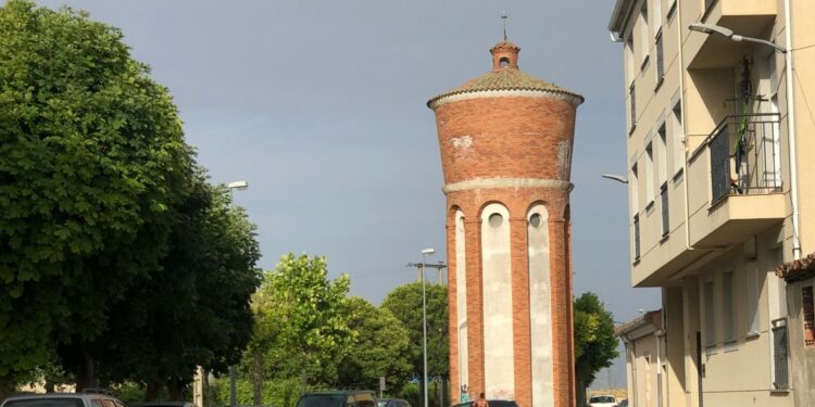El Ayuntamiento acometerá el arreglo urgente del depósito de agua de El Barrio estropeado por las palomas