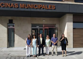 Las piscinas de Villares abren la temporada con el estreno de nuevas instalaciones de acceso y vestuarios